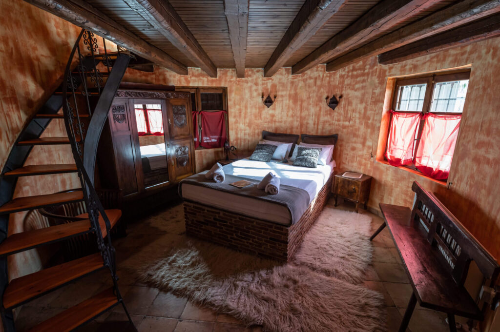 Cozy and Inviting Double Bedroom in Vintage Stone House, Amarianos, Greece
